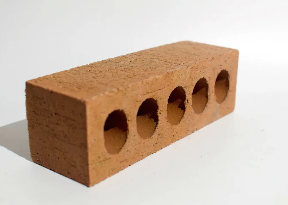 Огнеупорные кирпичи и глиняные блоки. Прессованные глиняные блоки. Блоки из глины для строительства. Строительный блок из глины.