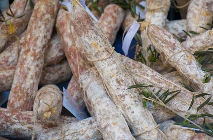 Почему колбаса белая. Колбаса сыровяленая с плесенью. сырокопченая колбаса с плесенью.