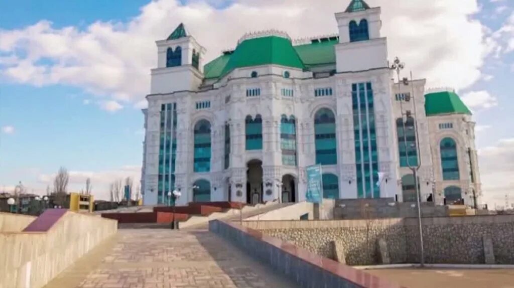 Театрд оперы и балеты астрахань. Парк театра оперы и балета астрахань. Музыкальный театр астрахань. Театрд оперы и балеты астрахань. Астраханский государственный театр о.