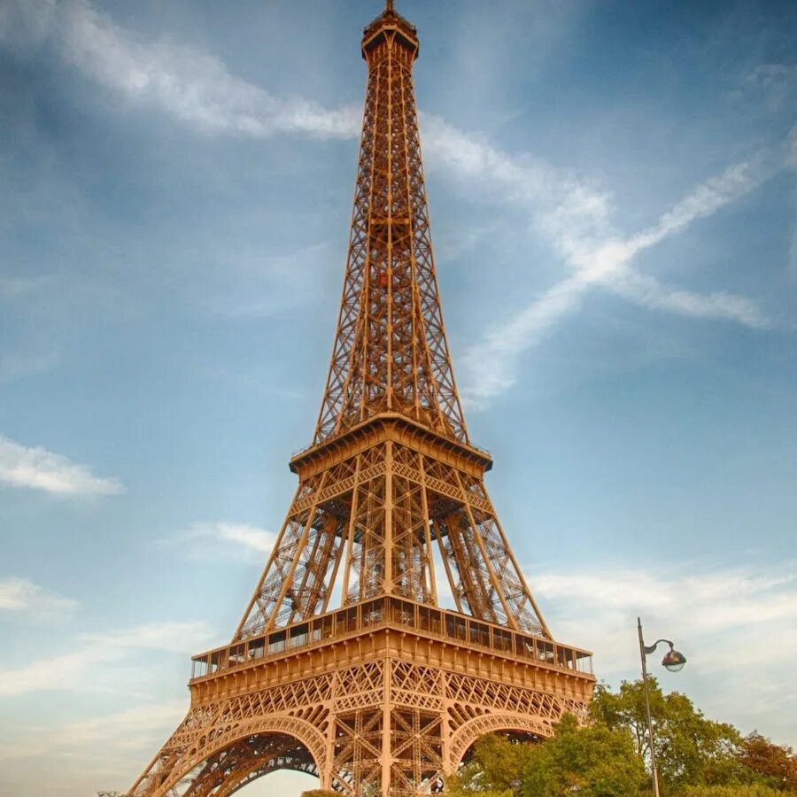 Какая красивая башня. Эйфель башня. Эйфелева башня в Париже. Симметрия эльфивой башни. Эльфийская башня.