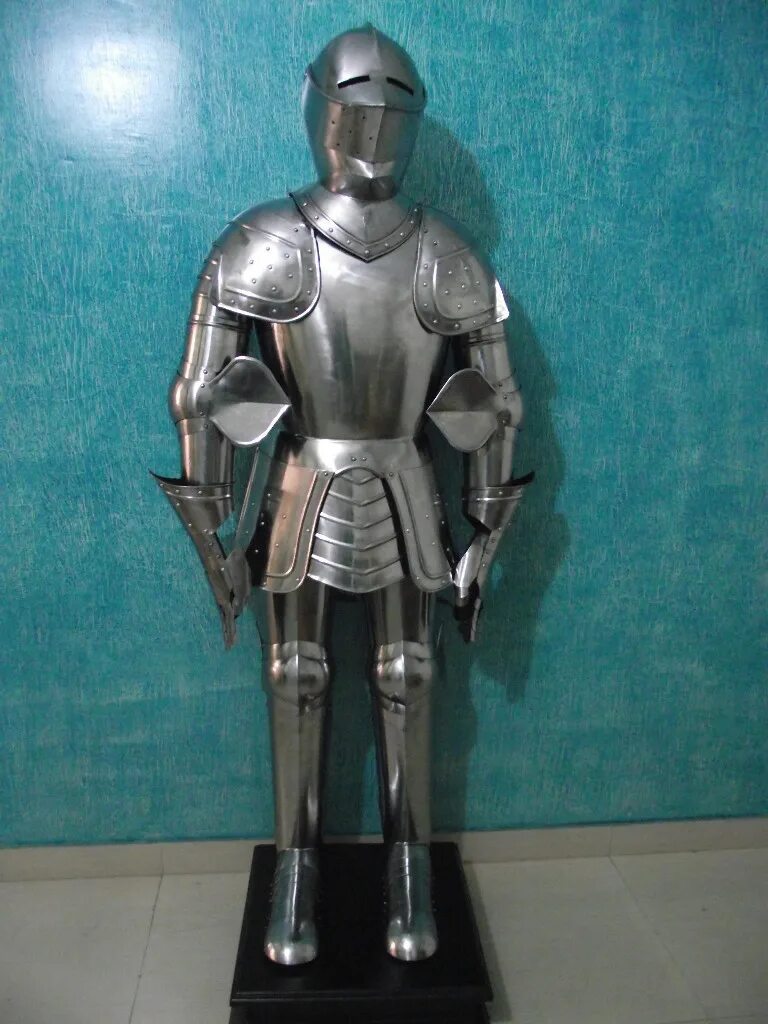 Железный доспех. Кираса рыцаря тамплиера 269645. Рыцарь в железных доспехах. Металлические доспехи. Реальные доспехи рыцарей.
