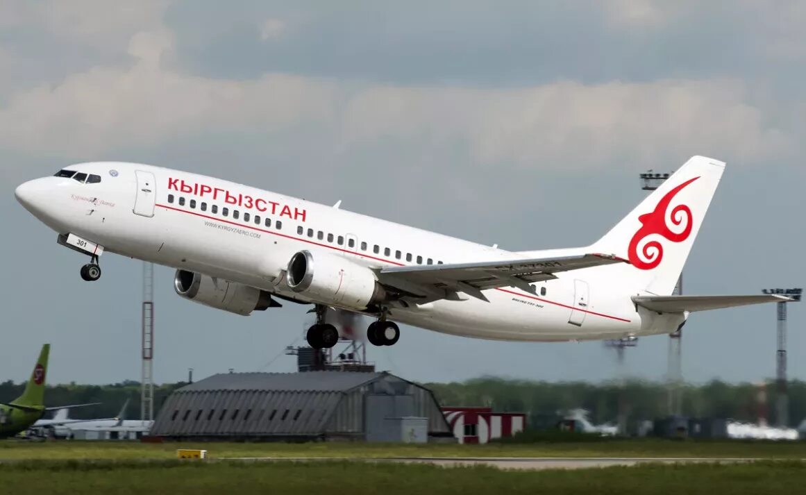 Кыргызстан эйр компани. Боинг 737 кыргызстан. Киргизские авиалинии. Эйр кыргызстан авиакомпания. Киргизские авиалинии.