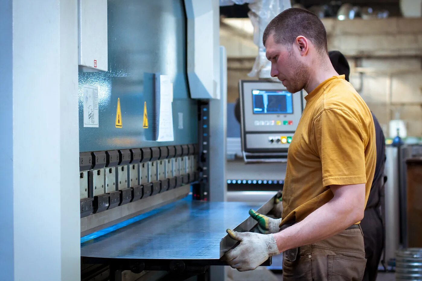 Наладчик станков с чпу. Техник механик промышленного оборудования. Оператор чпу. Оператор станка с чпу. Оператор-наладчик станков с чпу.