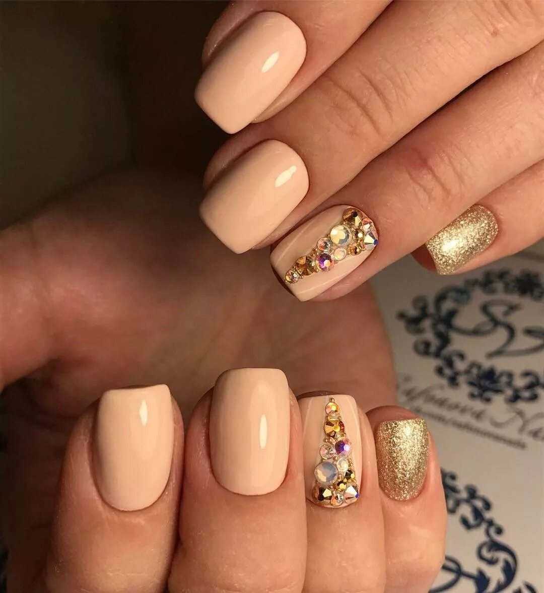 нюдовый маникюр 2022 миндаль. маникюр в бежевых оттенках. бежевый маникюр. бежевые ногти. нюдовый маникюр с золотом миндаль.