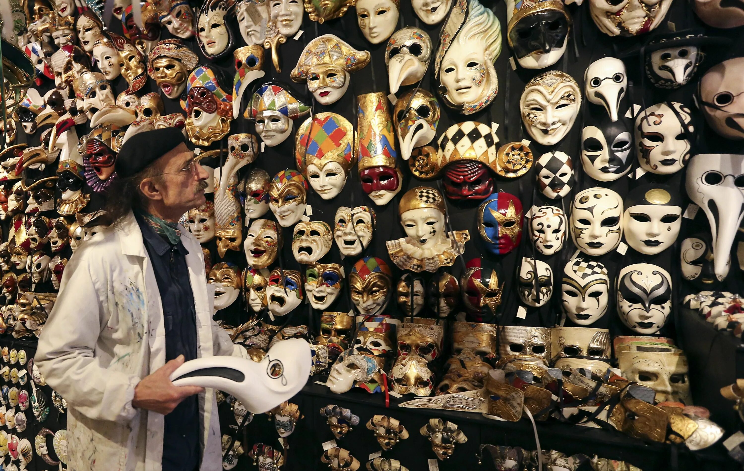 Играем роль маски. Человек с множеством масок. Венецианские маски много. Человек в маске. Много людей в масках.