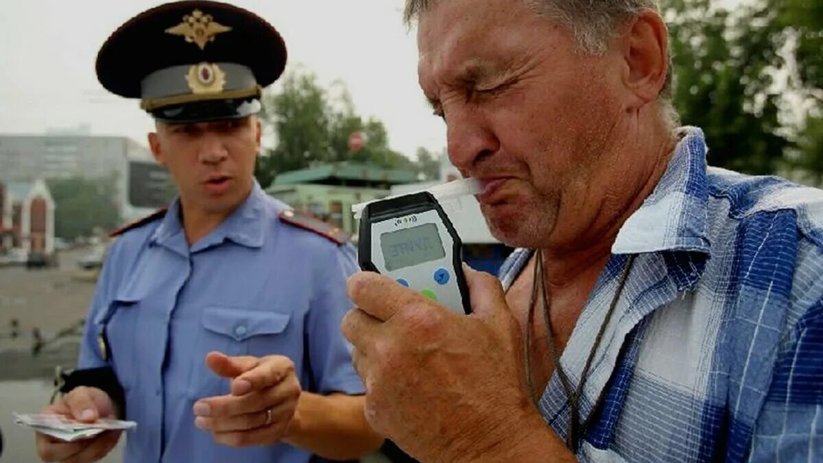 Дышать в трубочку. Алкотестер гибдд. Алкогольный инспектор. Медицинское освидетельствование на состояние опьянения. Гаишник с алкотестером.
