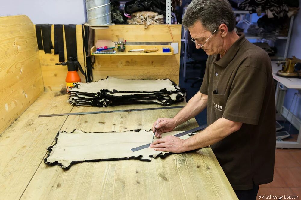 Скорняк-наборщик. Скорняк раскройщик. Работа скорняком. Скорняк раскройщик. Кожевенное ремесло.