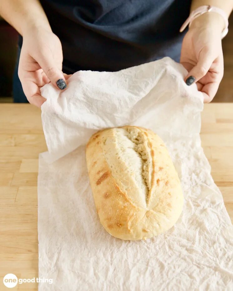 Как размягчить хлеб. Упакованный хлеб. Хлеб завернутый в полотенце. Размякший хлеб. Хлеб в микроволновке.