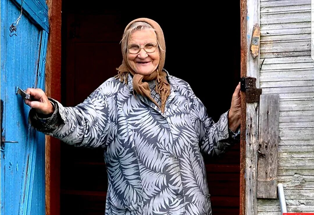 Бабка открой дверь. Деревенская бабушка. Старая деревенская бабка. Российская старушка. Деревенский дом старушка.