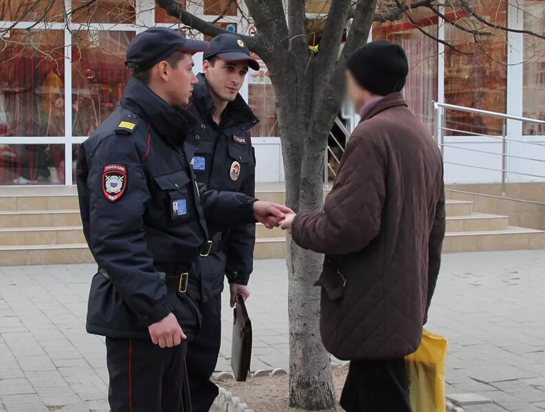 Организация деятельности патрульно постовой службы. Полицейский на улице. Сотрудник ППС. Патрульно-постовая служба полиции. Добрый полицейский.