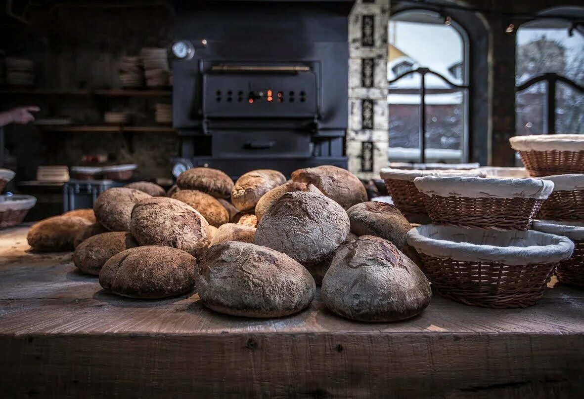 Вкусный хлеб печь. Хлеб в печи. Хлеб пекарня. Пекарня в старину. Печь для пекарни.