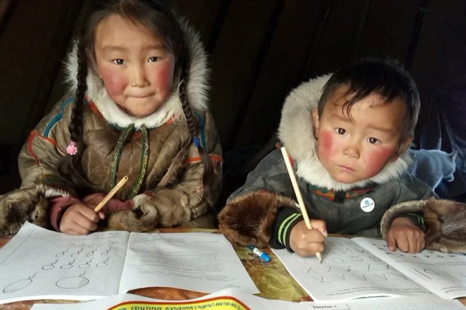 Кочевые школы в Якутии. Народы севера для детей. Дети чукчи в школе. Дети северных народов.