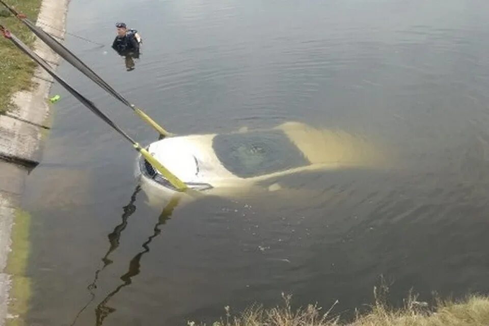 Озеро подворное бирск. Река белая башкортостан бирск. Белая машина в реке. Бирск утонула машина. Бирск утонула машина.