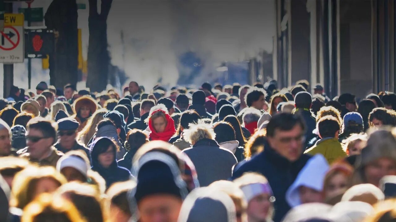 Много людей на улице. Толпа. Много людей. Толпа людей в городе. Много людей.