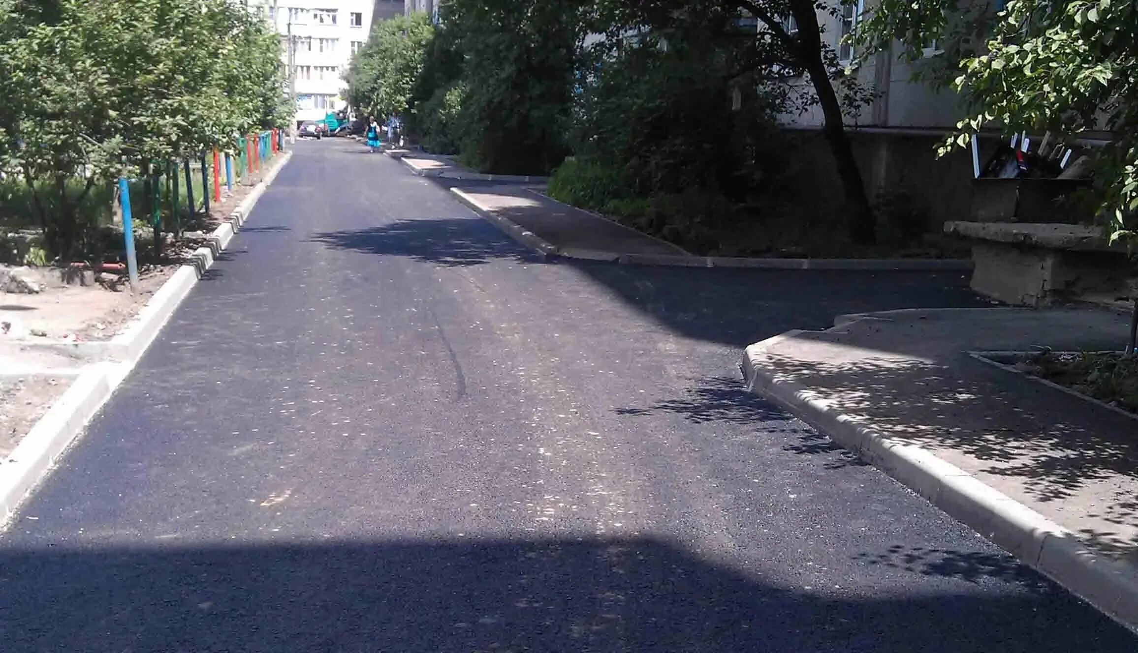 кэмблфорд англия. темная улица с домами. американский пригород субурбия. дома вдоль улицы. цветные домики.