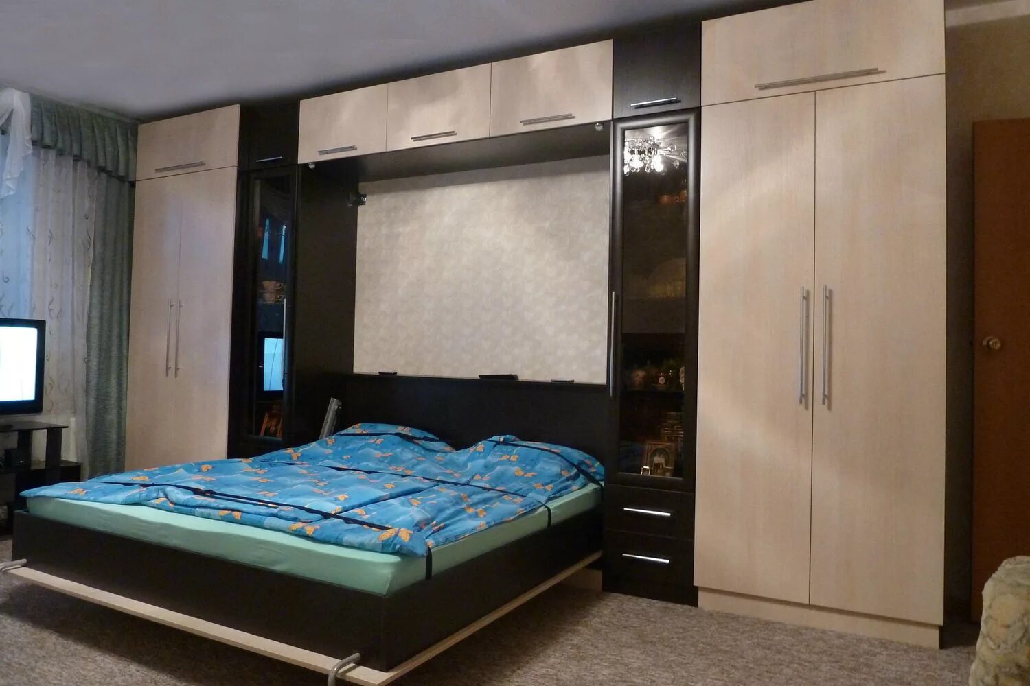 Шкаф со встроенной кроватью. Спальня со стенкой. Шкаф в спальню. Встроенная спальня. Спальня встроенная в стенку.