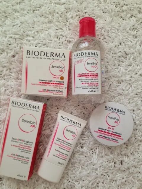 Bioderma sensibio крем легкий. Биодерма Сенсибио набор. Сесебио Биодерма Сенсибио ар. Биодерма розовая. Крем Биодерма красный.