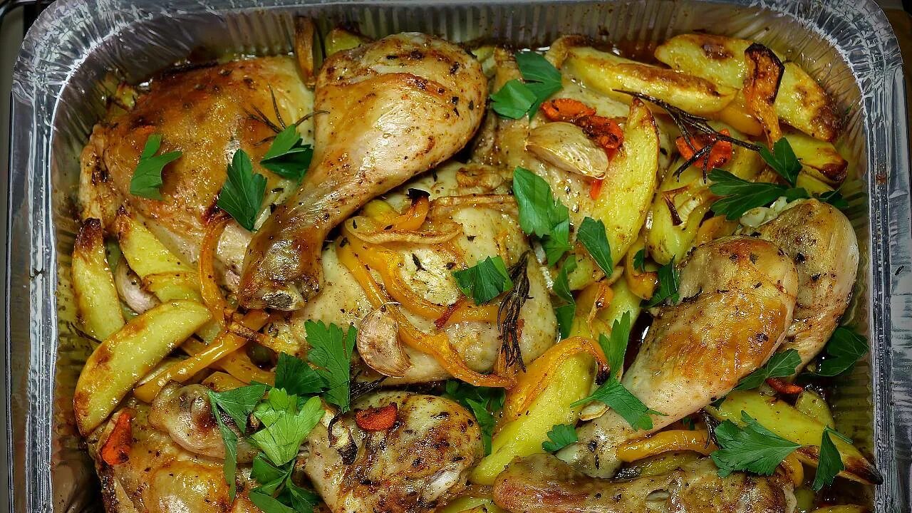 Готовим курицу в духовке целиком с картошкой. Курица с картошкой и овощами. курица в духовке с картошкой и овощами. жареная курица с картошкой в духовке. сочная курица с картошкой в духовке.