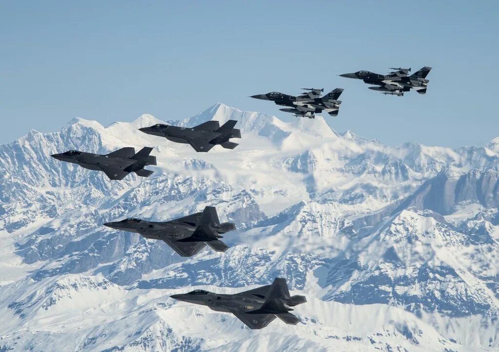 Российский четверо. F-22 Raptor и f-35 Lightning II.. Lockheed Martin f-16 Fighting Falcon (США). F16 и f35. F-22a Raptor Alaska Air Base.