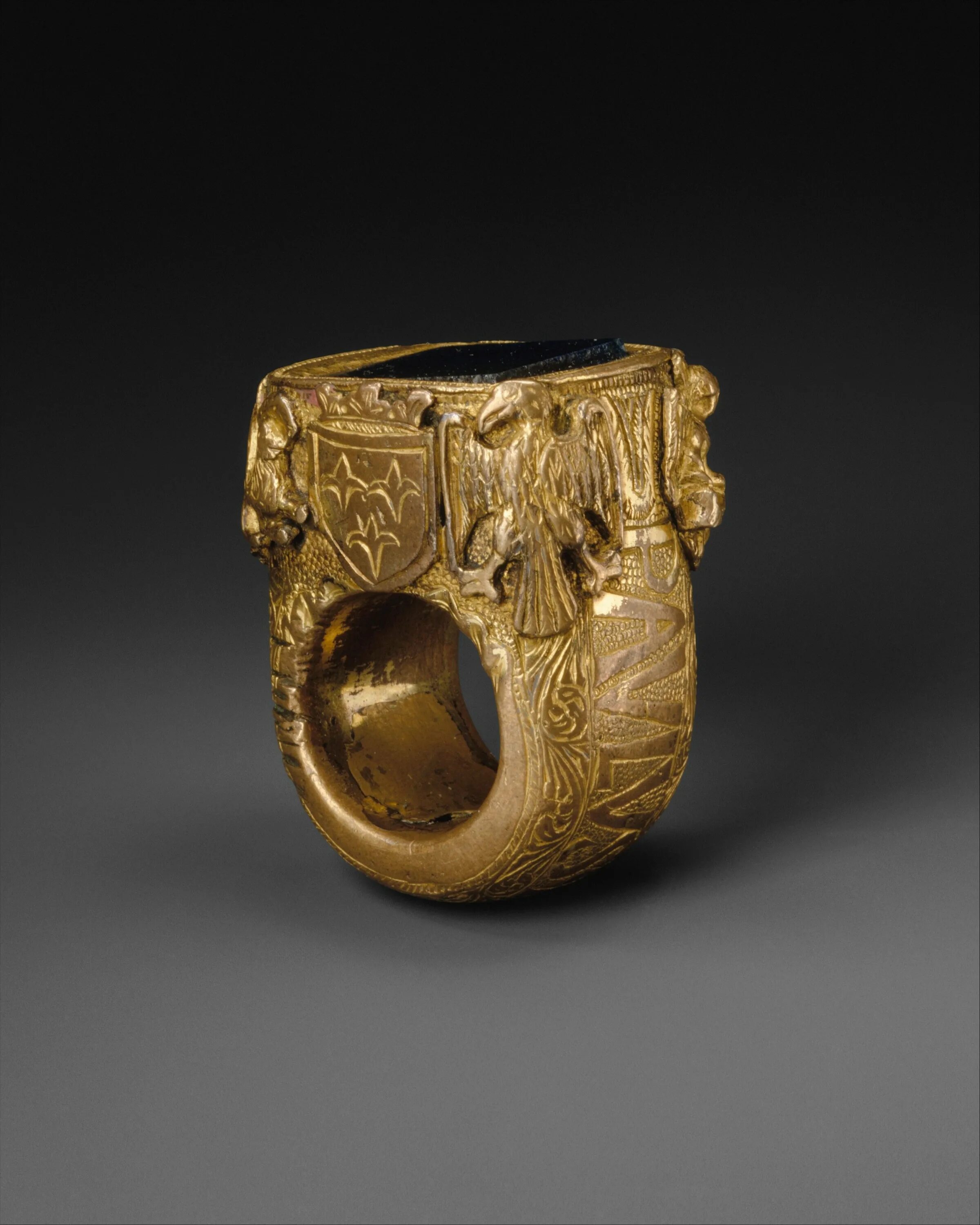 Самое старое кольцо. Жуковина перстень. Мужские золотые перстни древнем Риме. Старинные печатки. Антикварные кольца.
