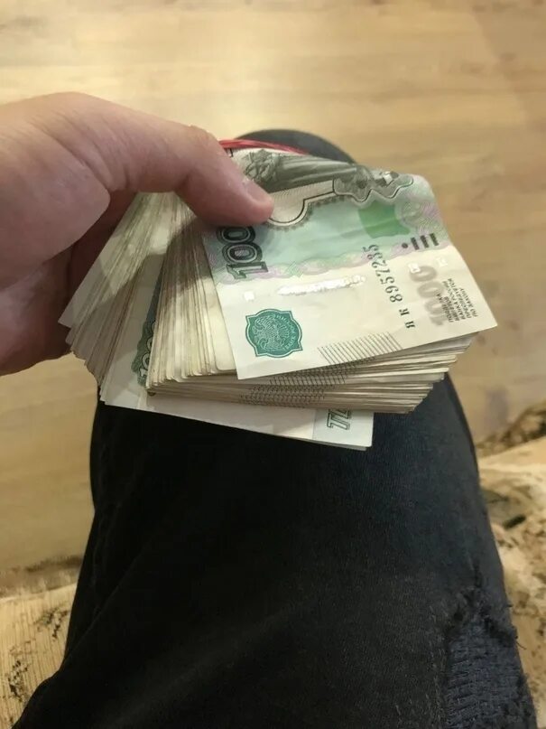 Деньги в руках. Пачка денег в руках. Деньги в руках рубли. Деньги в руках 1000.