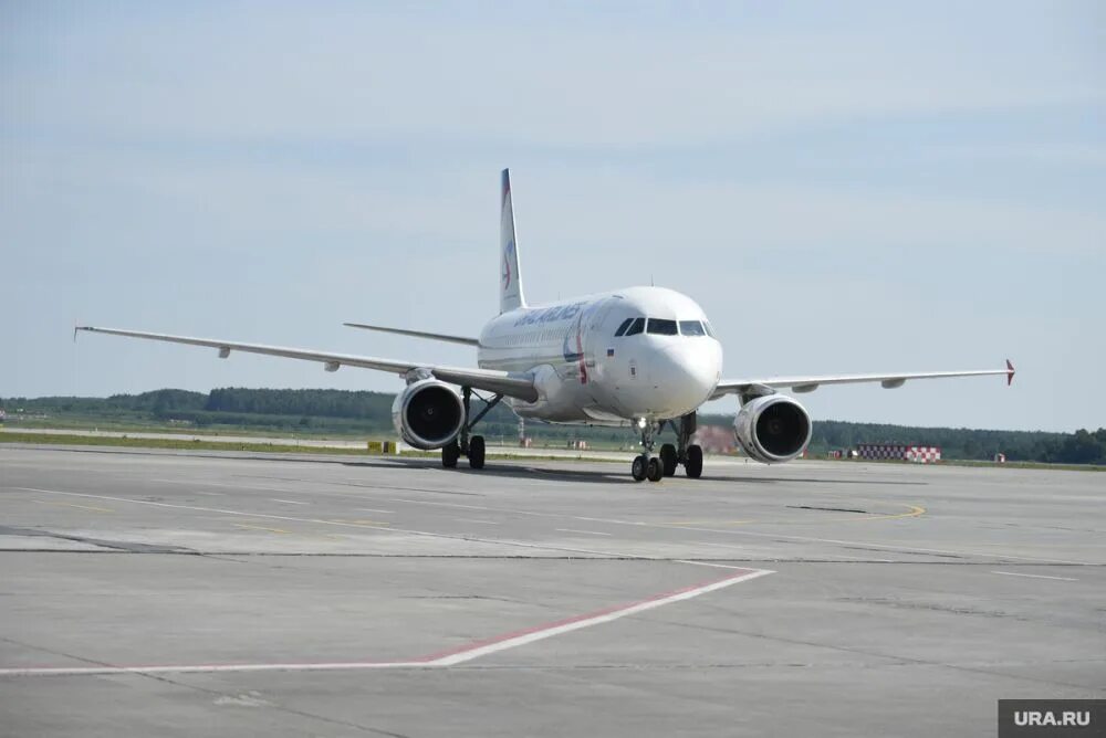 Омск сочи перелет. Самолет над увз. Самолет над увз. Самолет над увз. Самолёт уральские авиалинии.