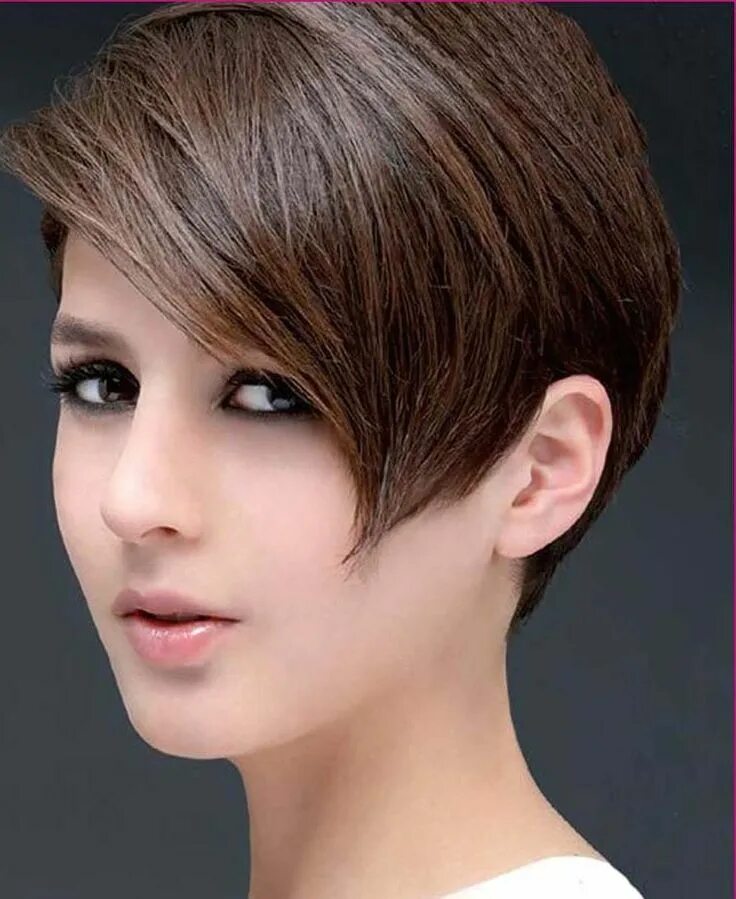 Short haired woman. Стрижка шапочка Гарсон. Стрижка Боб-Гарсон на короткие волосы. Стрижки Гарсон Боб. Пикси Гаврош Гарсон.