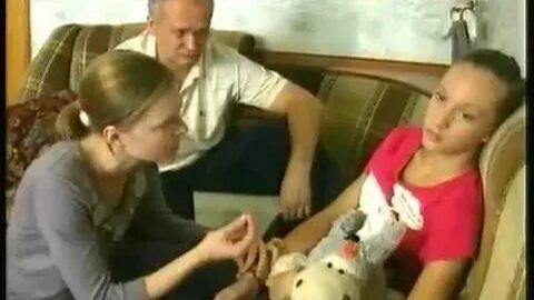 Молодая отец и дочь молодая девочка