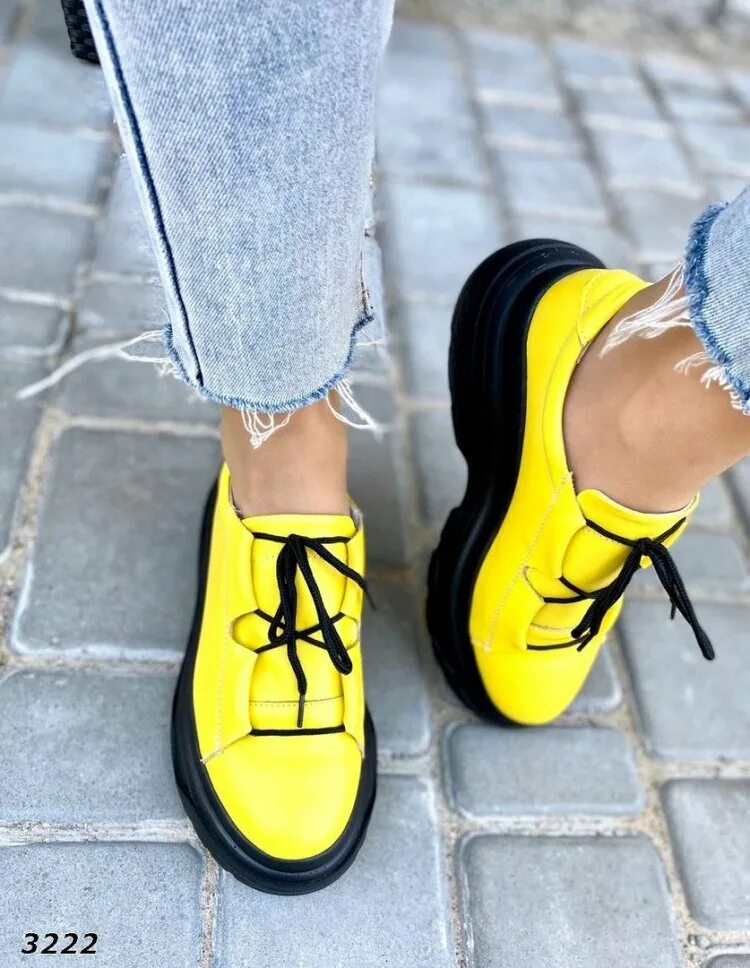 Желтая подошва на кроссовках. Ботинки с желтой подошвой. Ботинки с желтой подошвой женские. Черные ботинки с желтой подошвой. Обувь женская на жёлтой подошве.