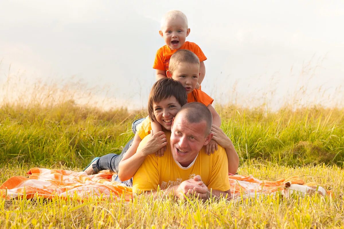 вторая семья лучше. счастливый подросток с родителями. семья. дети с родителями. родители и дети.