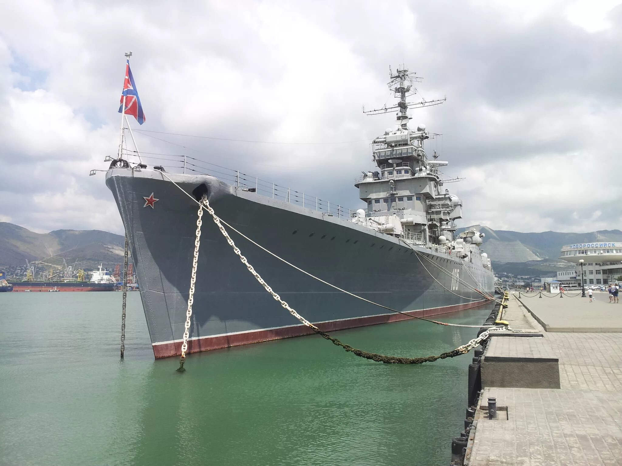 Крейсер кутузов в новороссийске. Крейсер михаил кутузов новороссийск. Крейсер михаил кутузов новороссийск. Корабль адмирал кутузов новороссийск. Новороссийск корабль михаил кутузов.