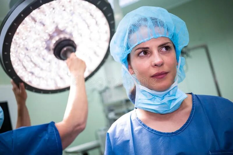 Прием хирург женщина. Женские профессии хирург. Востребованная женщина хирург.
