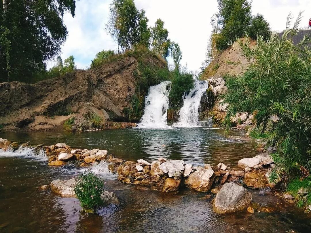 Природные достопримечательности новосибирска. Беловский водопад Искитимский район. Беловский водопад Новосибирская область. Водопад Белово Искитимский район. Водопад в Искитимском районе.