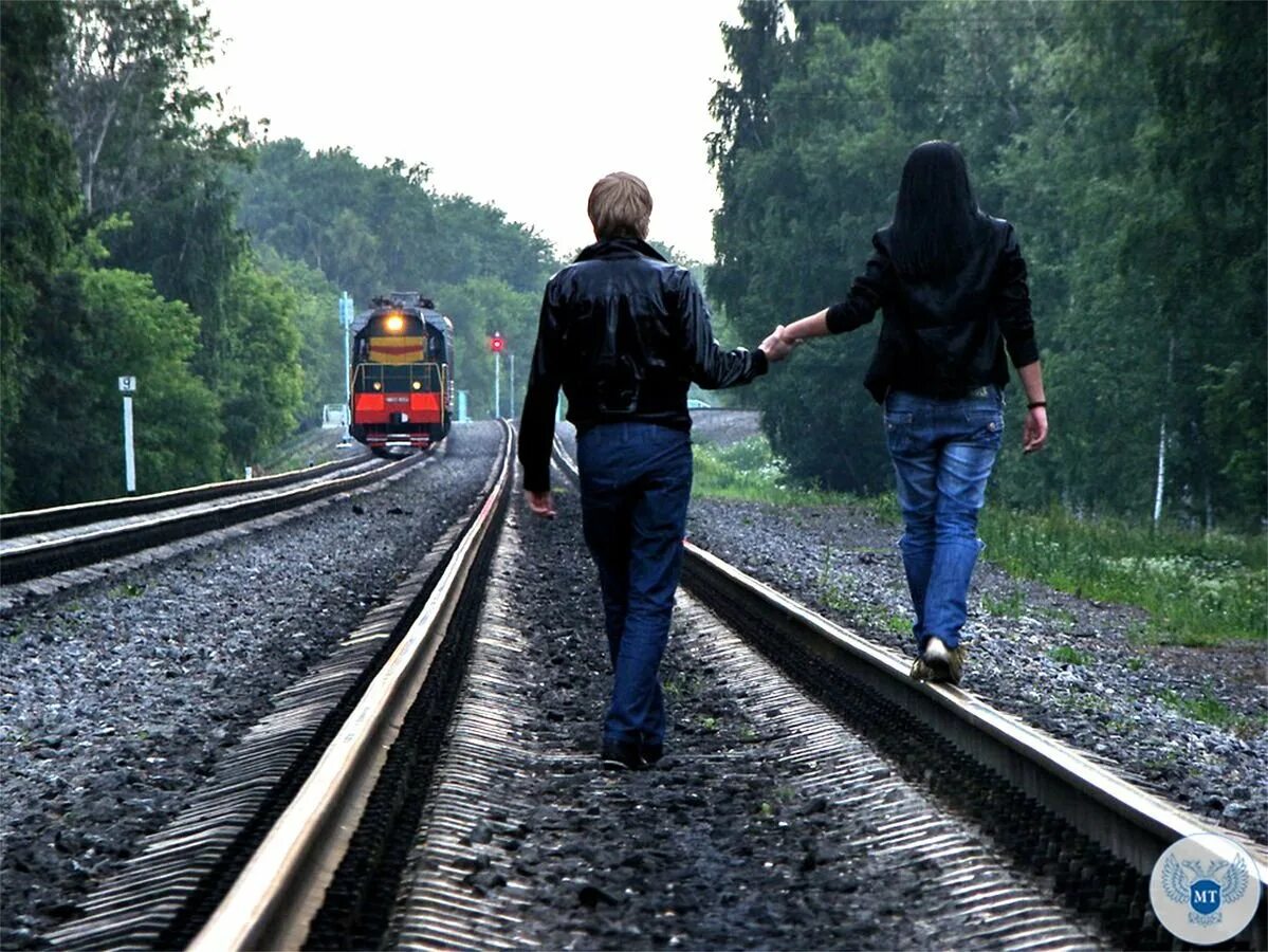 Безопасность на жд. Поезд безопасность детства. Безопасность железной дороги. Токонесущий рельс метро. Опасности на железной дороге.