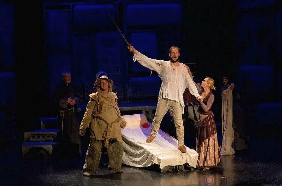 Люди свободное пространство. Орловский тюз люди ламанчи. тюз орёл актёры. театр свободное пространство актеры. идальго из ламанчи спектакль.