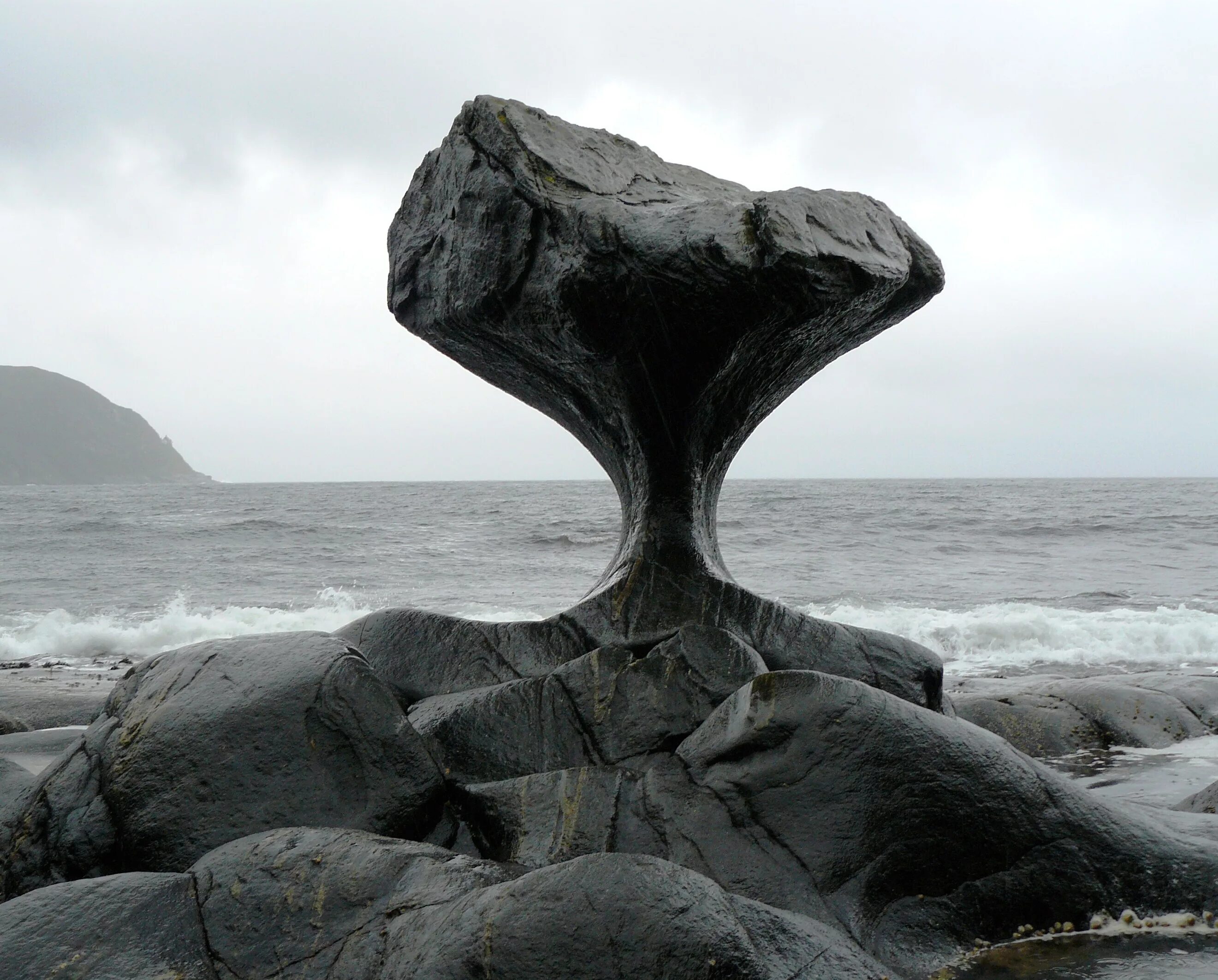 Камень Kannesteinen Норвегия. Вода камень точит. Необычные скалы. Скалы необычной формы.