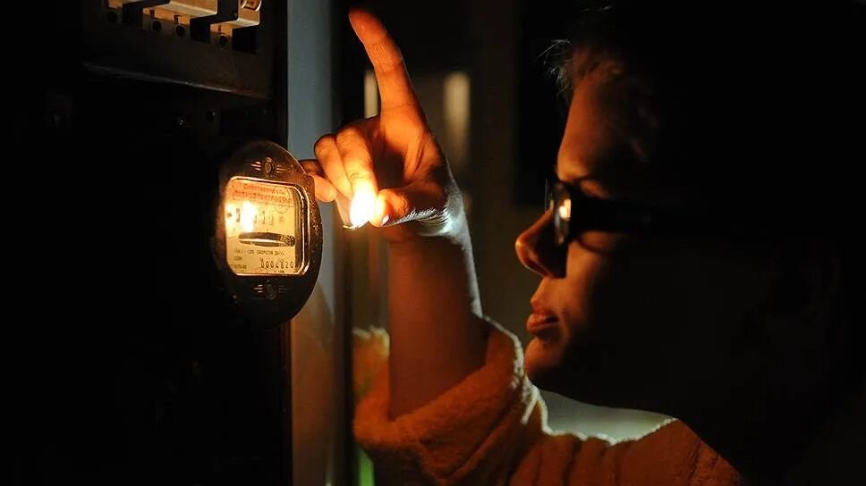 Дом с выключенным светом. Нет света в доме. Without electricity. Электричество. Без электричества.