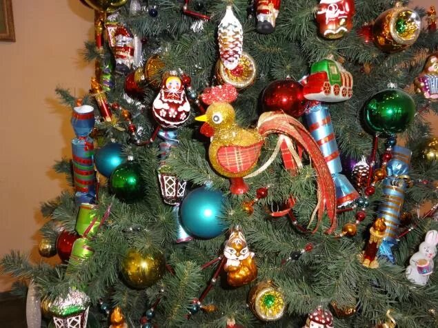 Елка с игрушками. Елка украшенная старинными игрушками. Советские новогодние игрушки. Елка с игрушками. Елка украшенная советскими игрушками.