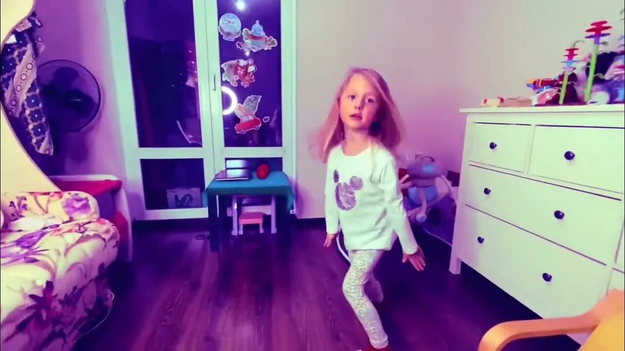 Дудочкина настя танцует. Настя танцует. Настя танцует. Топ тик ток. Маленок танцы настя вернулась.