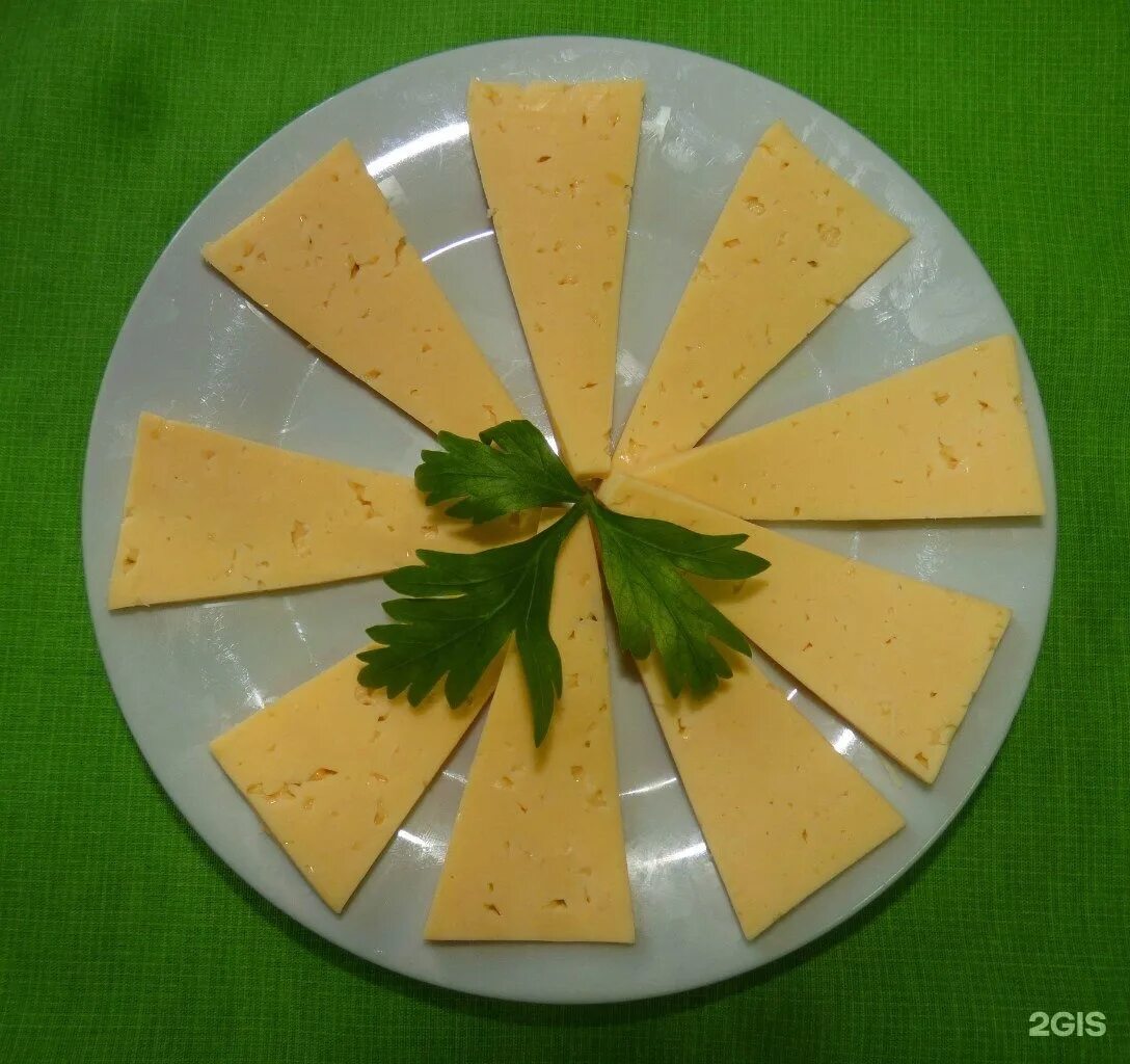 на тарелке лежат сыр нарезанный тонкими. сыр нарезанный. нарезка сыра. на тарелке лежат сыр нарезанный тонкими. на тарелке лежат сыр нарезанный тонкими.