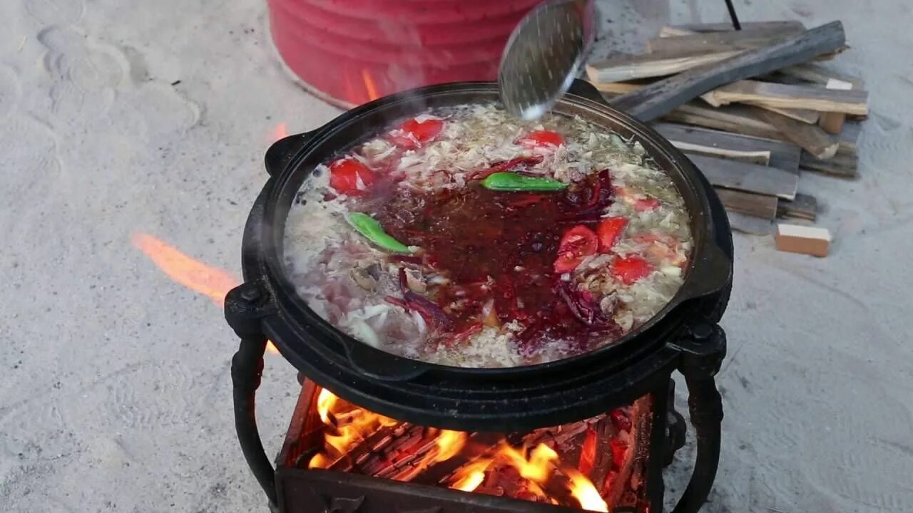 Борщ на костре. Борщ на костре. Борщ в казане на костре. Борщ на костре. Украинский борщ в казане.