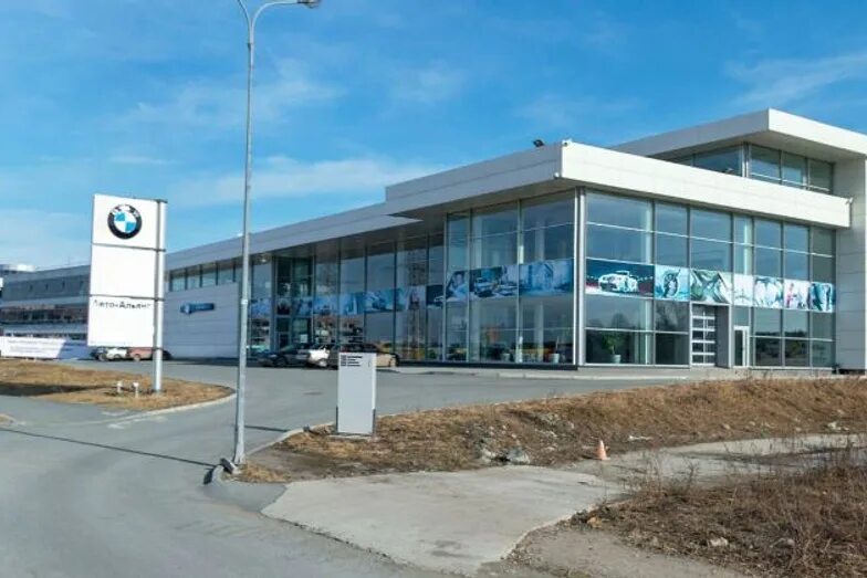 Автосалон на металлургов. Автосалон здание. автоцентр металлург. бмв на металлургов екатеринбург. автосалон форд металлургов 65.