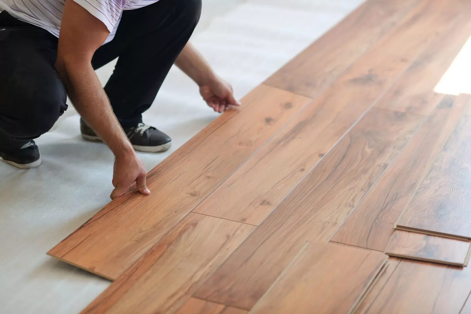 Ламинат Laminate Flooring. Ламинат Флоринг. Укладка напольных покрытий. Настил паркетной доски. День паркета