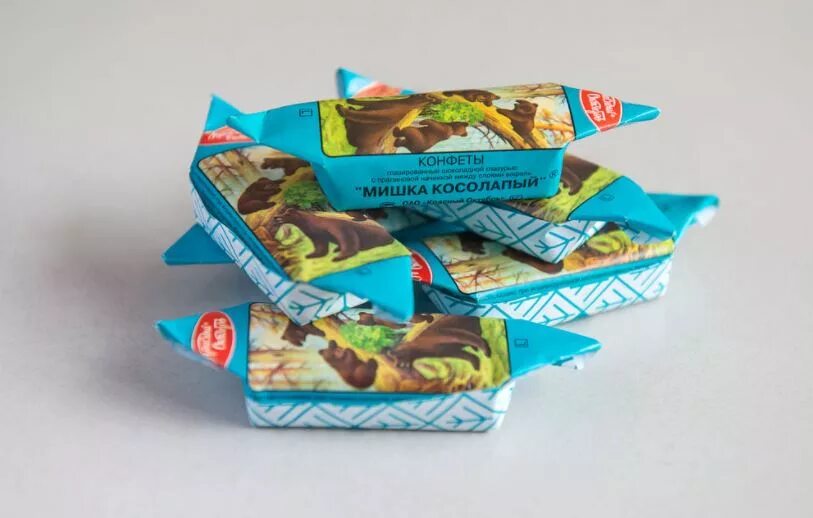 Конфеты 3 медведя красный октябрь. Конфеты 3 медведя красный октябрь. Утро в лесу конфеты. Утро в лесу конфеты. Шишкин конфеты ссср мишка косолапый.