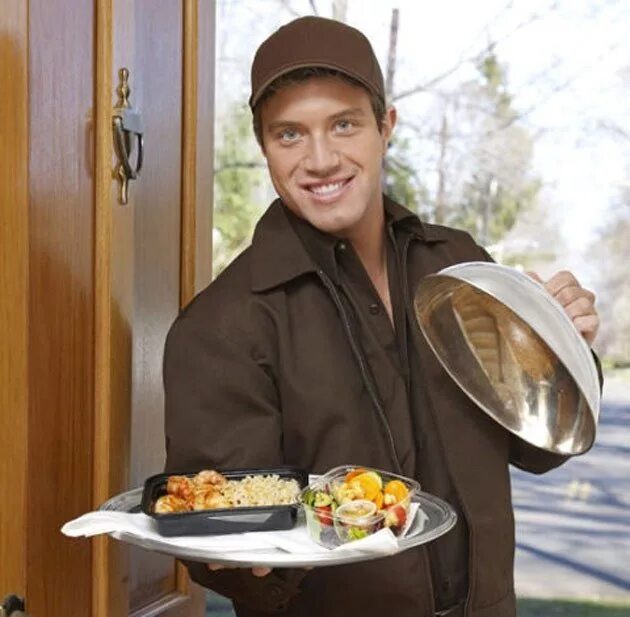 Курьер ресторан доставки. Курьер доставщик еды. Курьер ресторан доставки. Доставщик еды. Доставка ресторан пост.