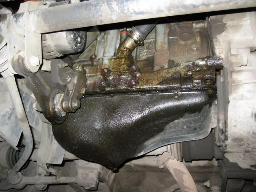 Подтеки под двигателем. Подтеки под двигателем. Подтекание масла двигателя z18xer. Течёт масло из двигателя ваз 2114. Течёт масло из двигателя ваз 2114.