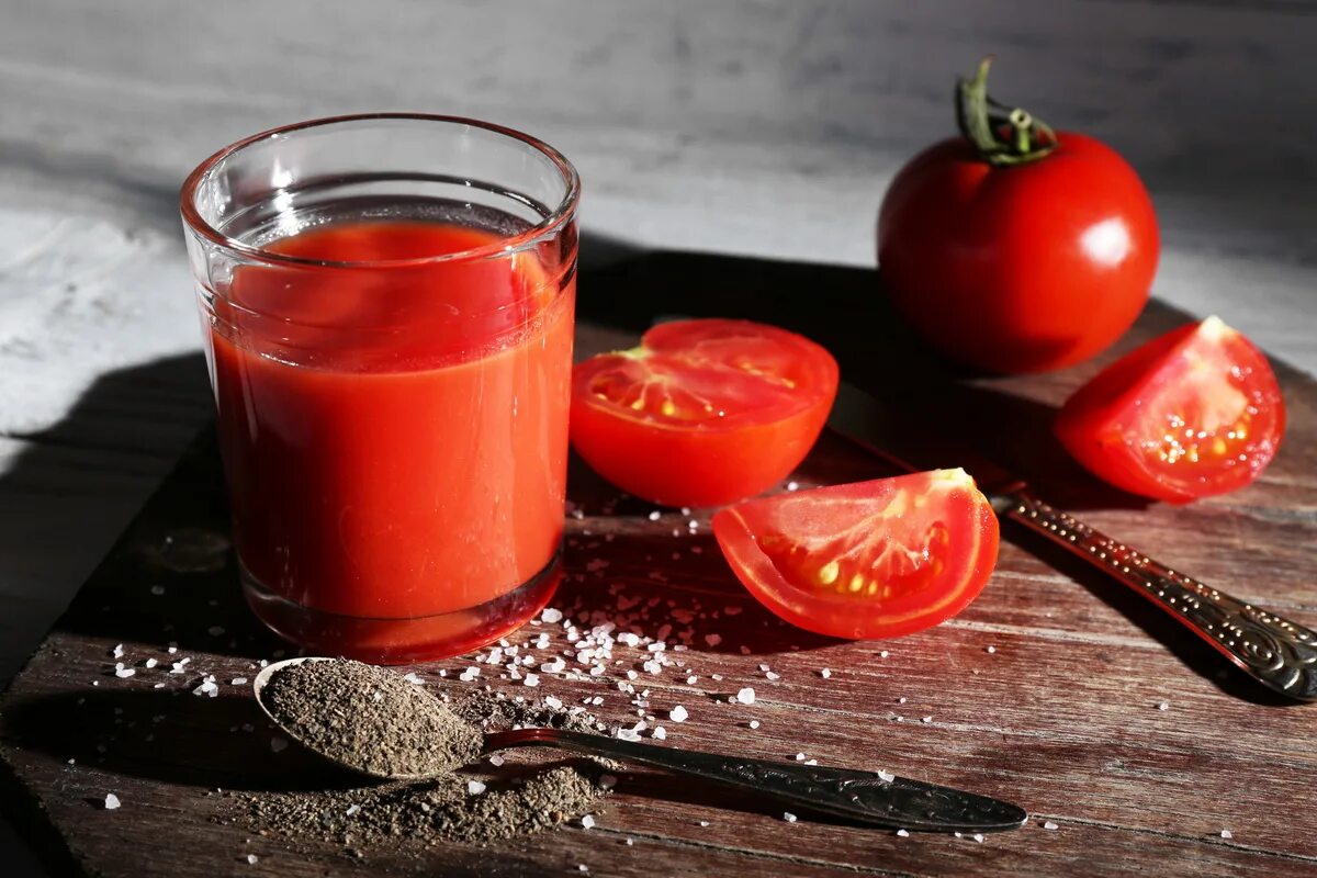 Почему пьют томатный сок. Армянский томатный сок острый. Помидор сок. Томатный сок домашний. Свежевыжатый томатный сок.