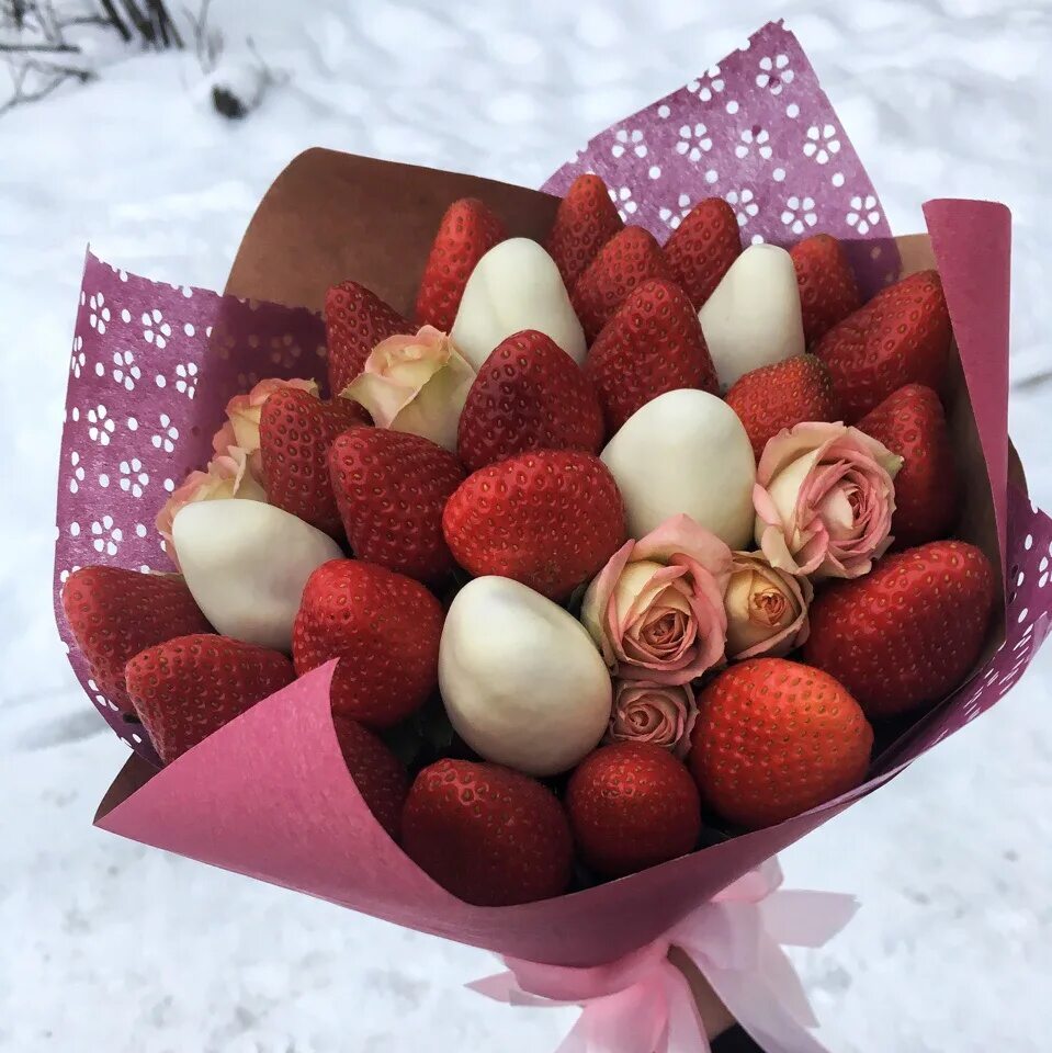 недорогие букеты из клубники в шоколаде. букет с шоколадом. недорогие букеты из клубники в шоколаде. букет из клубники в шоколаде. клубнично шоколадный букет.