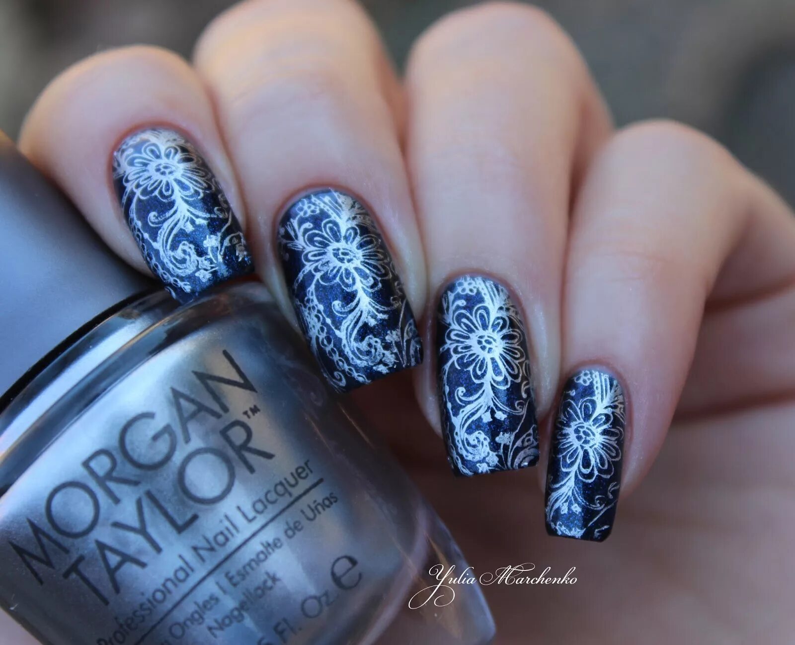 красный маникюр с белым стемпингом. стемпинг акриловыми красками. трафар. голубой стемпинг. ногти маникюр спейпинг.