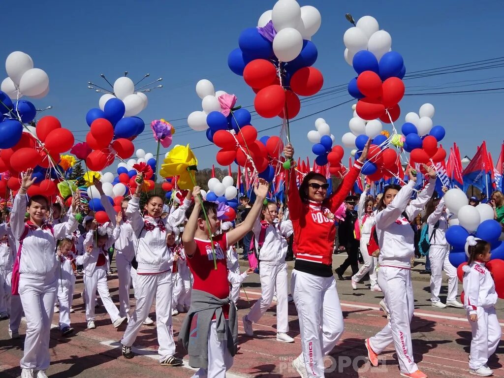Украшение колонны на 1 мая. Правило подвижной игры. Организованная пешая колонна пдд. Колонна на 9 мая. Первый человек в колонне.